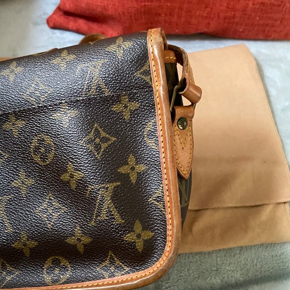 Louis Vuitton - Picture 7 of 15